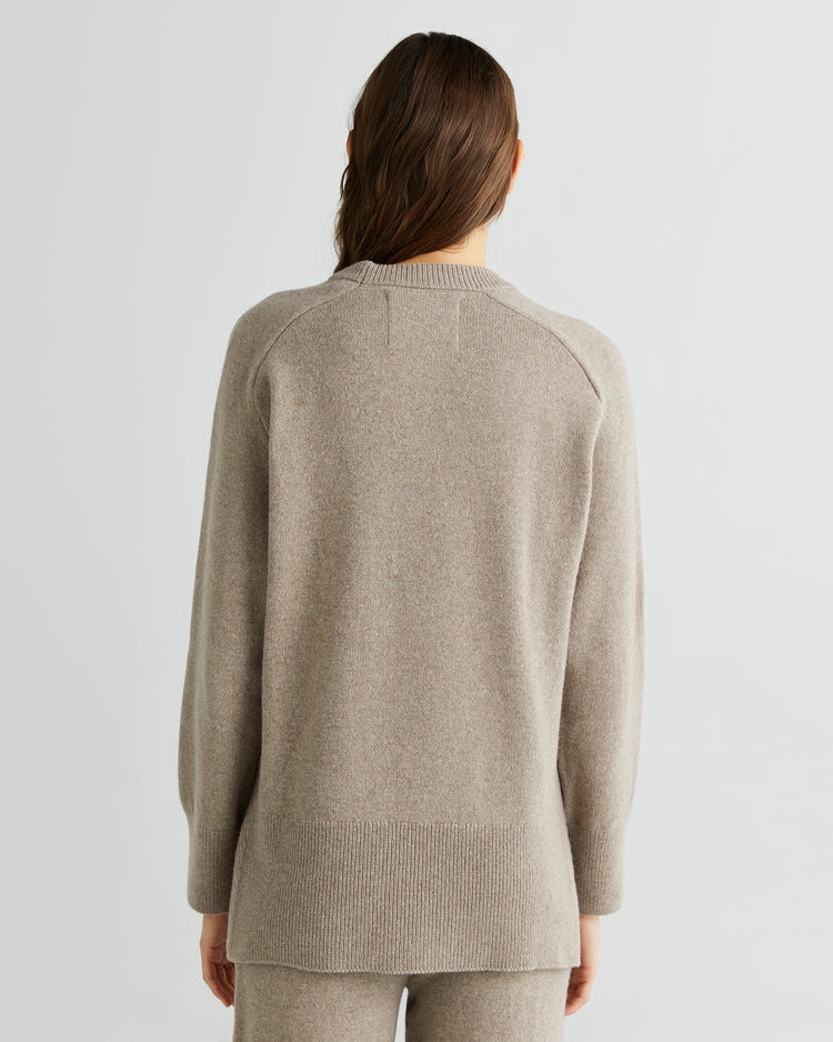 Sweter damski okrągły kołnierzyk z długim rękawem relaxed fit beżowy