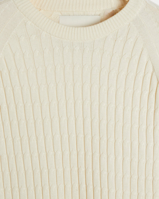 Sweter o splocie warkoczowym z okrągłym dekoltem