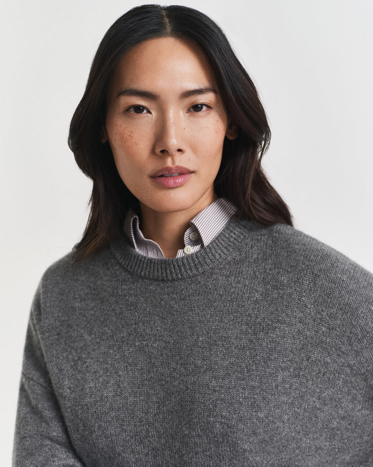 Sweter damski z długim rękawem i okrągłym kołnierzykiem relaxed fit