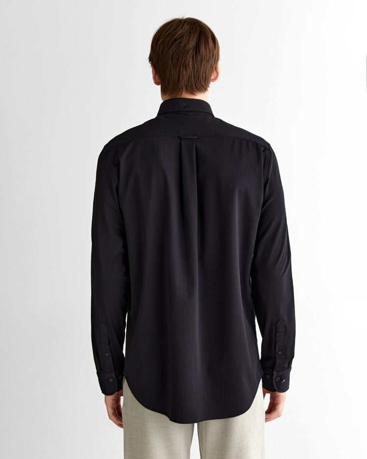 Męska czarna koszula regular fit z kołnierzykiem na guziki