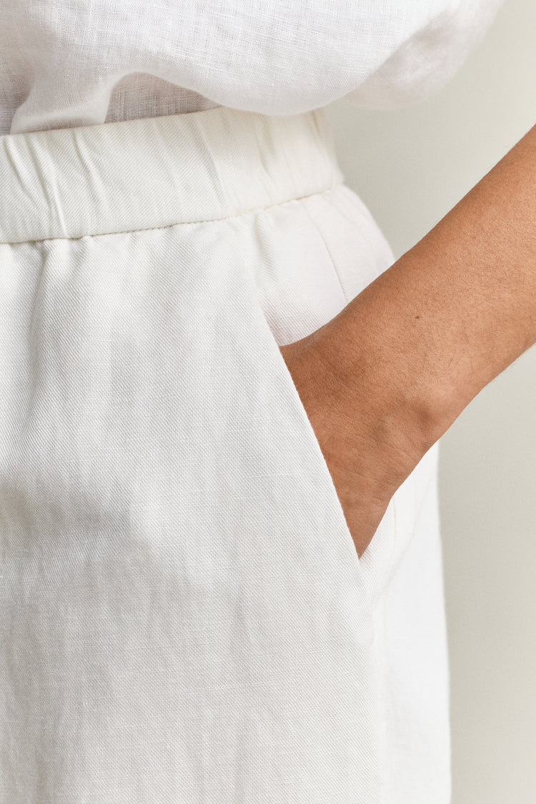 Spodnie damskie relaxed fit białe