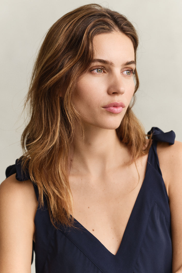 Sukienka damska z wiskozy z dekoltem V regular fit