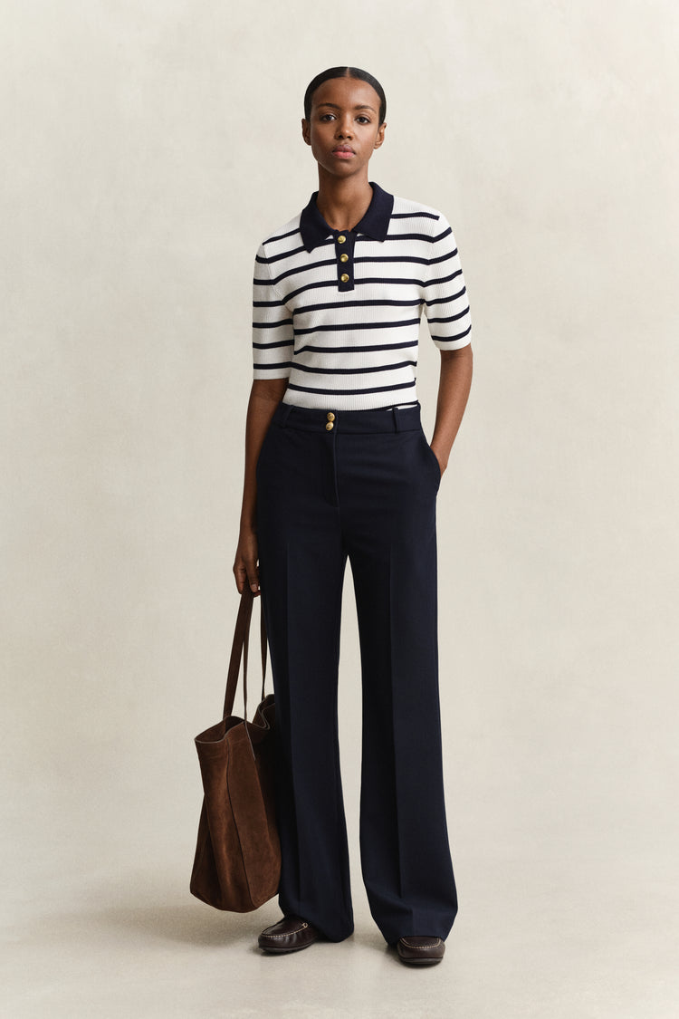 Sweter damski slim fit w paski z kołnierzykiem