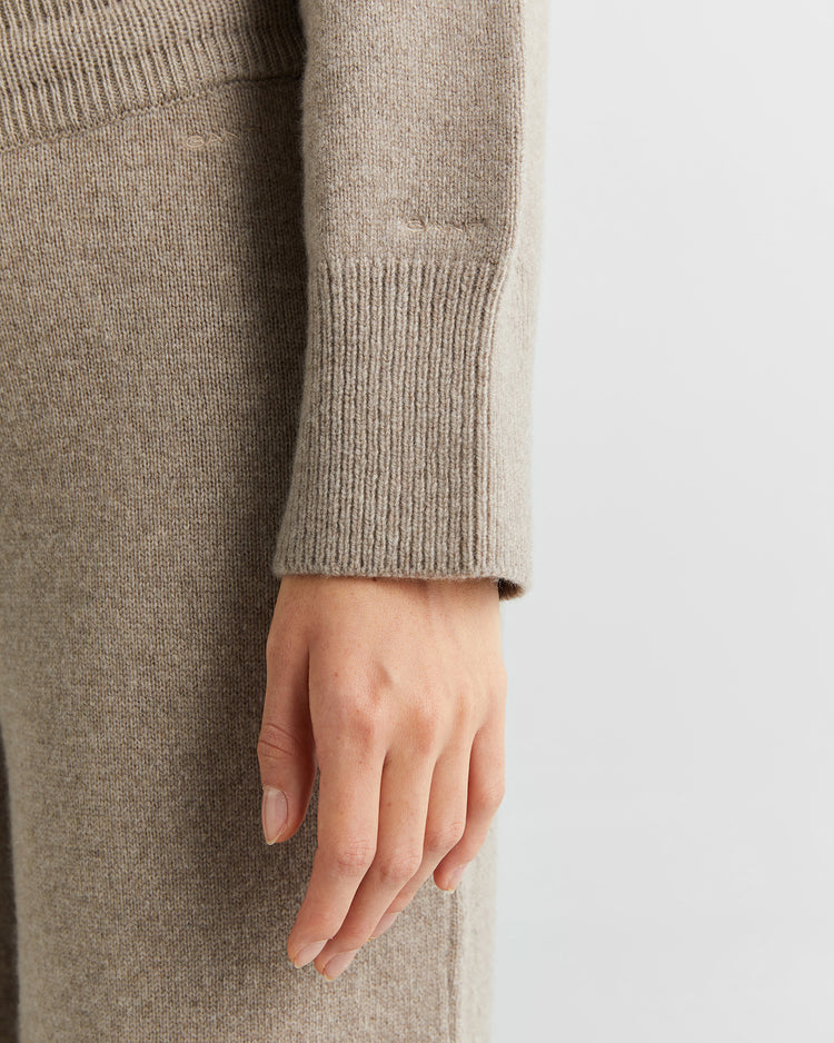 Sweter damski okrągły kołnierzyk z długim rękawem relaxed fit beżowy