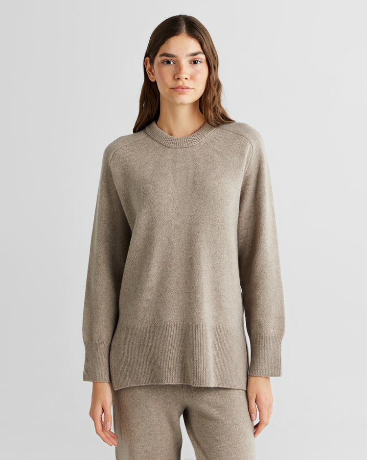 Sweter damski okrągły kołnierzyk z długim rękawem relaxed fit beżowy