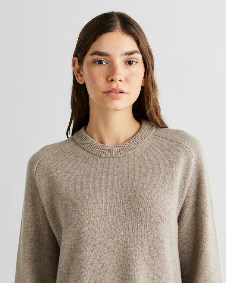 Sweter damski okrągły kołnierzyk z długim rękawem relaxed fit beżowy