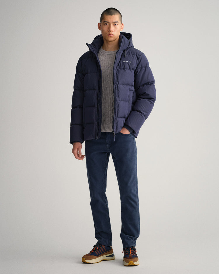 Męska granatowa kurtka o regularnym kroju z kapturem i logo