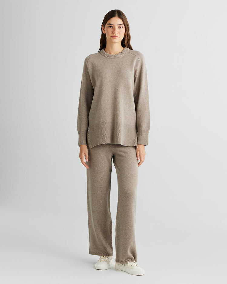 Sweter damski okrągły kołnierzyk z długim rękawem relaxed fit beżowy