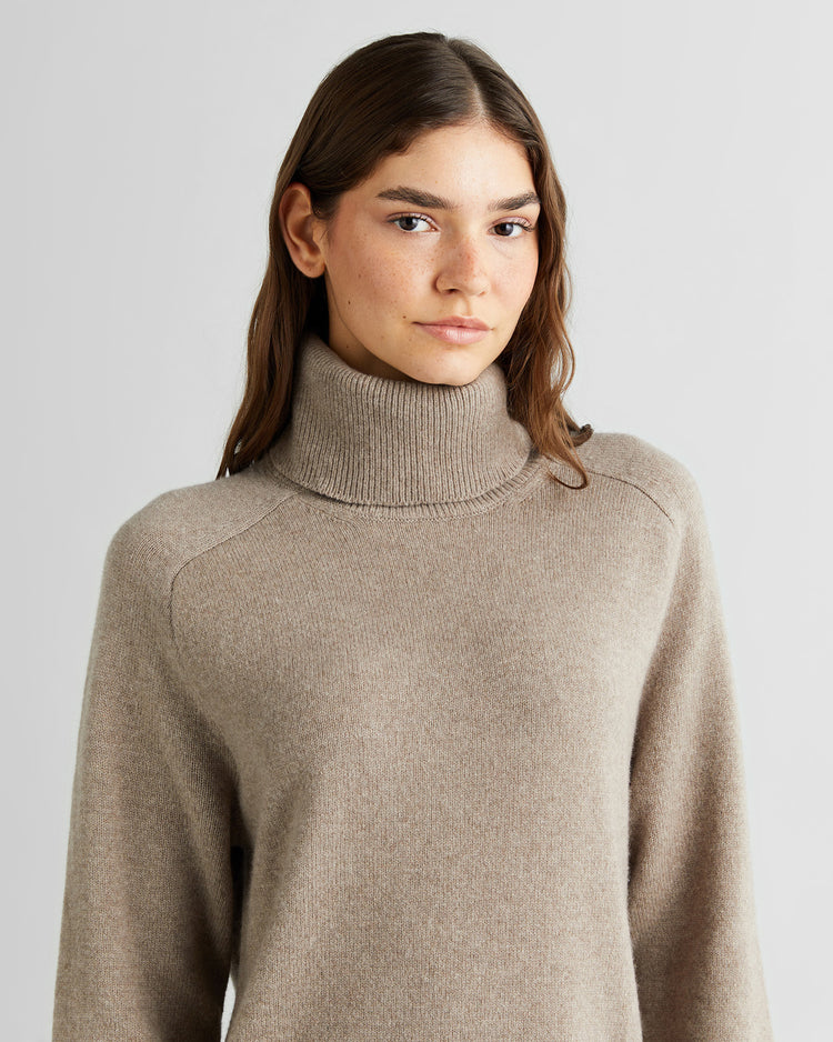 Sukienka damska z długim rękawem ze stójką relaxed fit