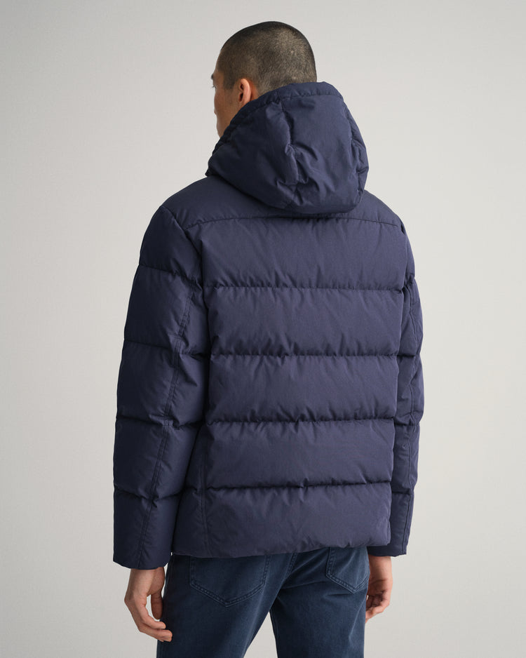 Męska granatowa kurtka o regularnym kroju z kapturem i logo