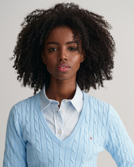 Sweter z elastycznej bawełny o splocie warkoczowym z dekoltem w kształcie litery V