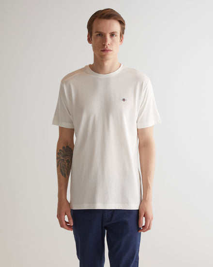 Koszulka z dekoltem C z naszywką na ramieniu