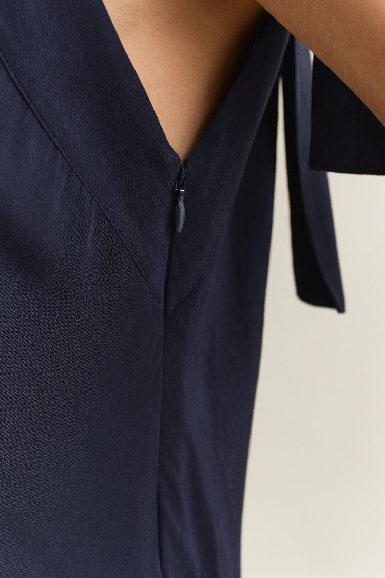 Sukienka damska z wiskozy z dekoltem V regular fit