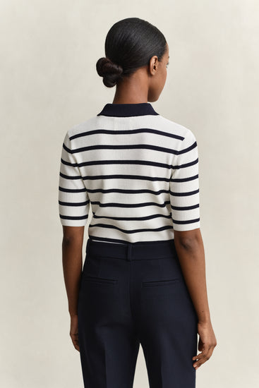 Sweter damski slim fit w paski z kołnierzykiem
