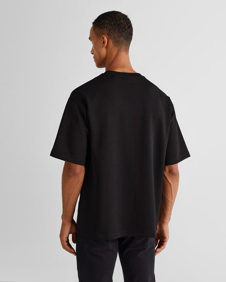 Męski czarny T-shirt z wytłoczoną grafiką i dekoltem w kształcie litery C