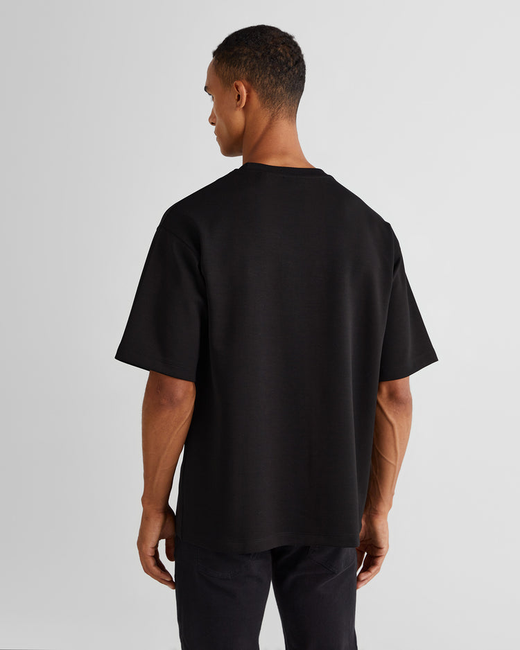 Męski czarny T-shirt z wytłoczoną grafiką i dekoltem w kształcie litery C