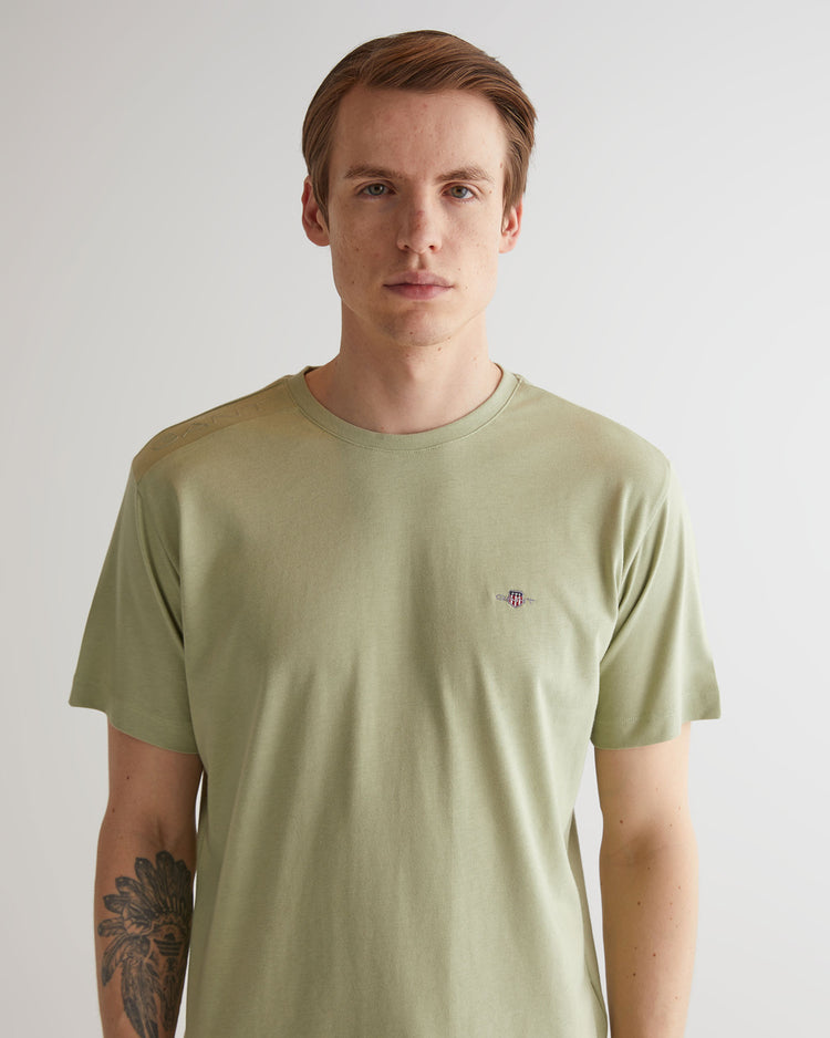 Koszulka z dekoltem C z naszywką na ramieniu