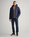 Męska granatowa kurtka o regularnym kroju z kapturem i logo