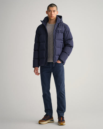 Męska granatowa kurtka o regularnym kroju z kapturem i logo