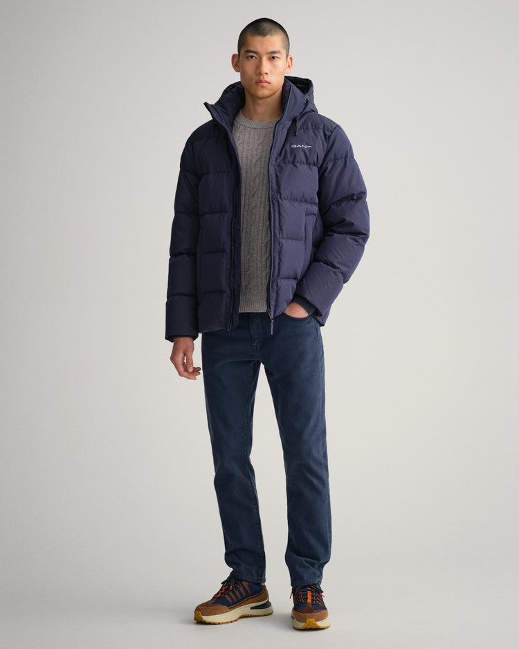 Męska granatowa kurtka o regularnym kroju z kapturem i logo