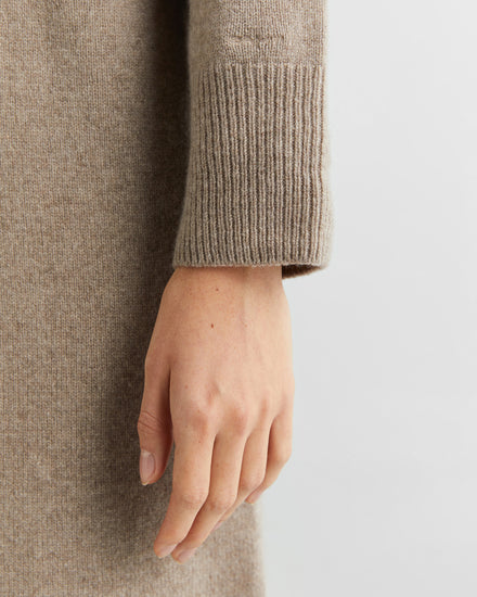 Sukienka damska z długim rękawem ze stójką relaxed fit