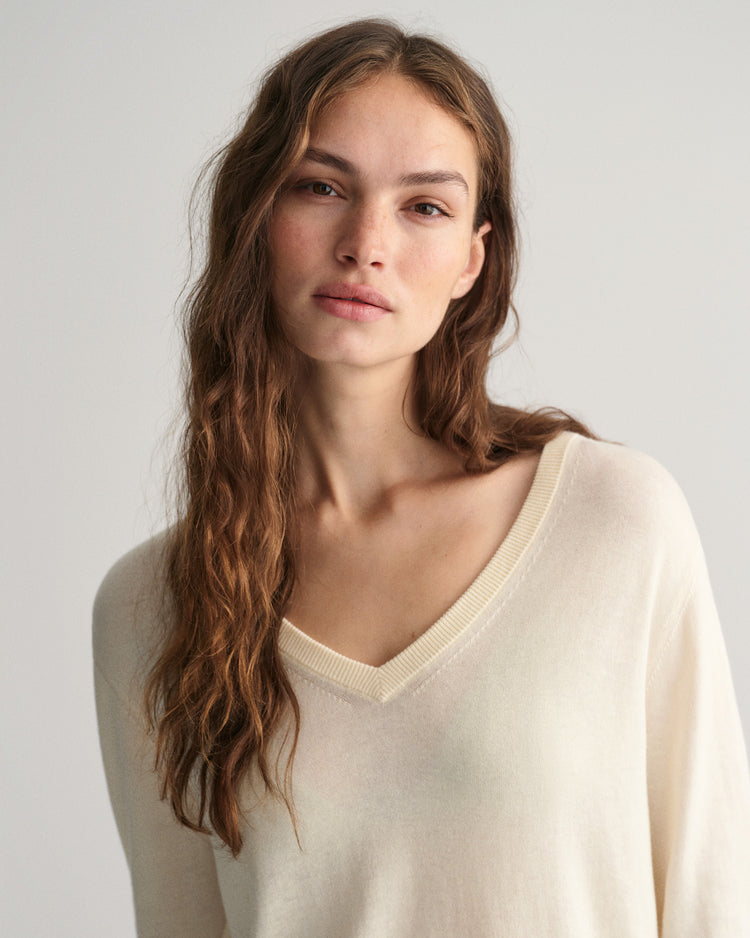 Sweter damski z dekoltem V długi rękaw regular fit kremowy