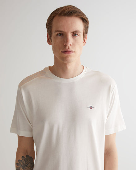 Koszulka z dekoltem C z naszywką na ramieniu