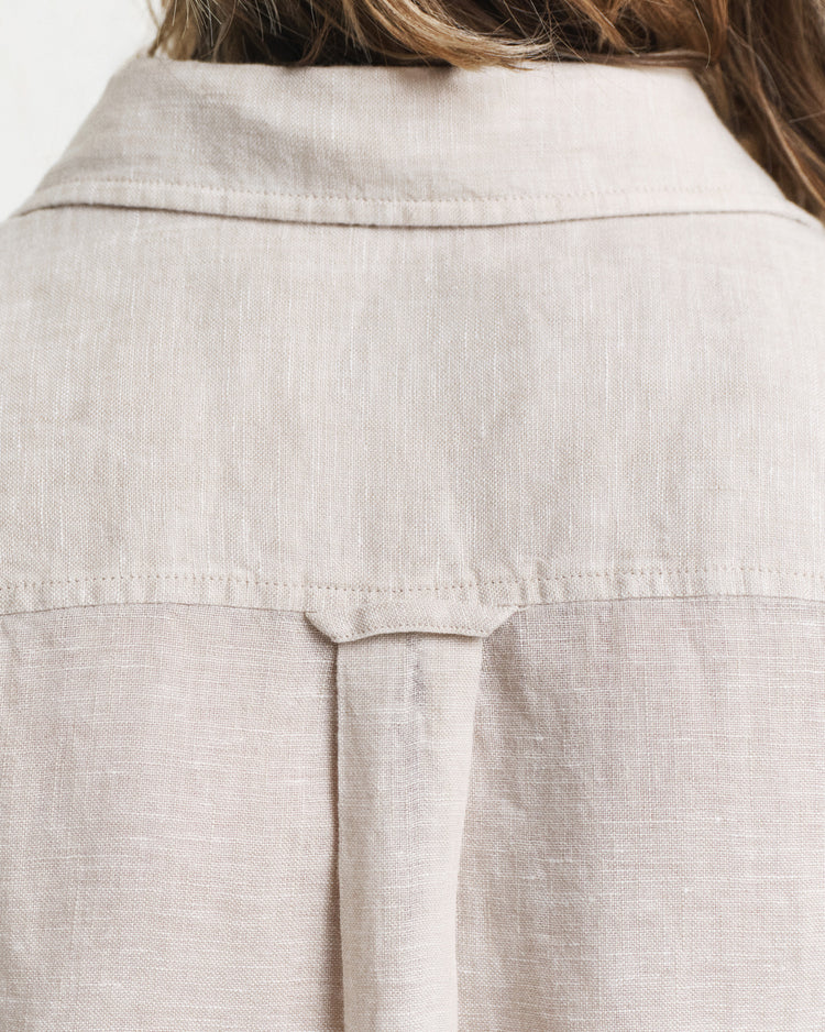 Sukienka damska z kołnierzykiem w szpic z krótkim rękawem regular fit