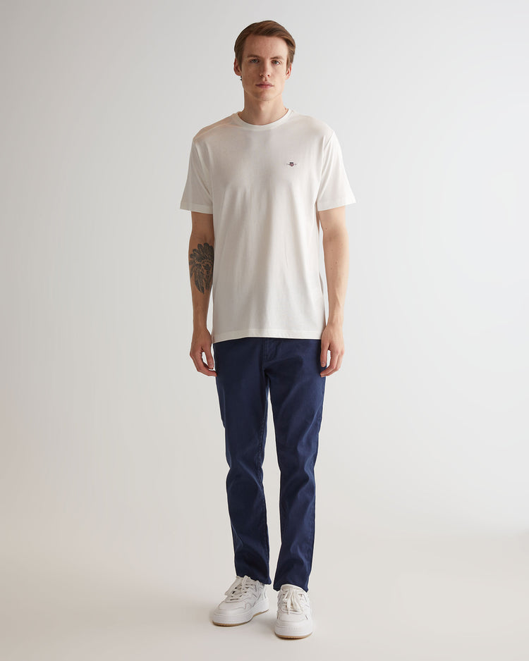 Koszulka z dekoltem C z naszywką na ramieniu