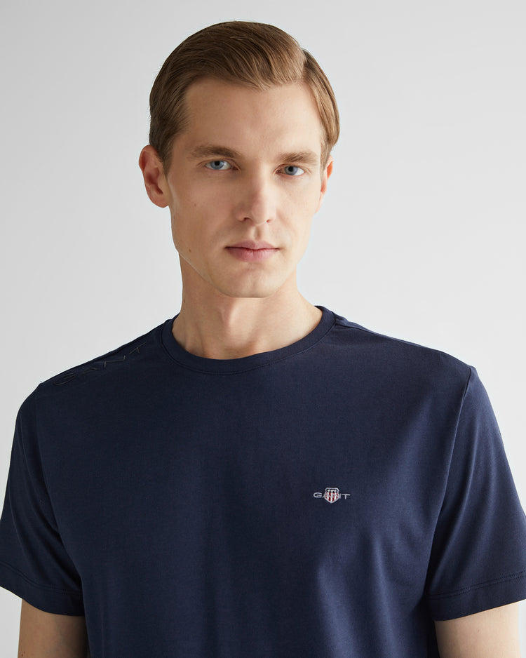 Koszulka z dekoltem C z naszywką na ramieniu