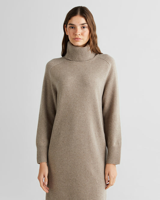 Sukienka damska z długim rękawem ze stójką relaxed fit