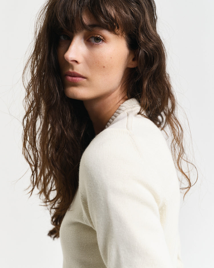 Sweter damski z nadrukiem okrągły kołnierzyk regular fit kremowy