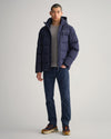 Męska granatowa kurtka o regularnym kroju z kapturem i logo