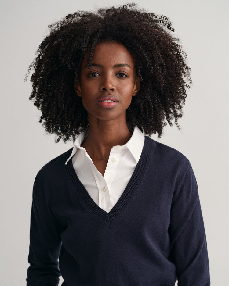 Bawełniany sweter damski z dekoltem V regular fit granatowy