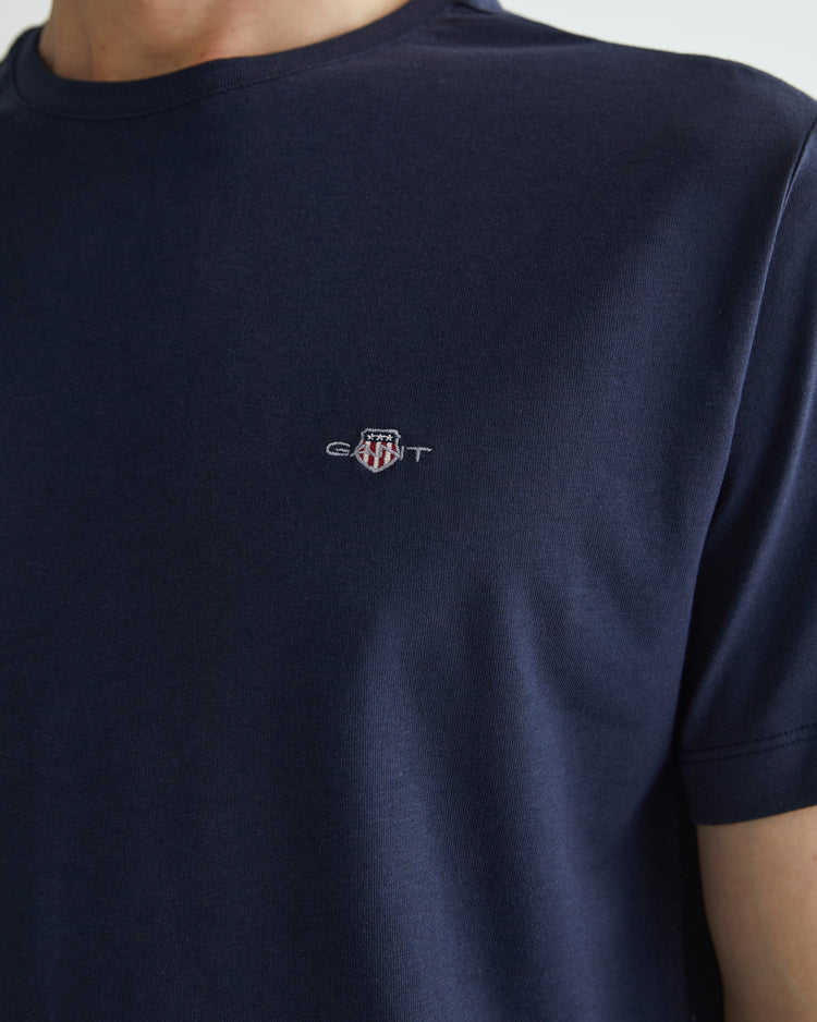 Koszulka z dekoltem C z naszywką na ramieniu