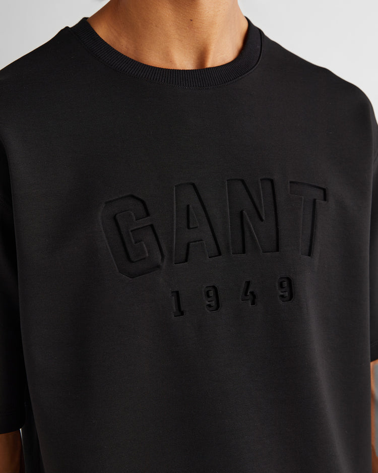 Męski czarny T-shirt z wytłoczoną grafiką i dekoltem w kształcie litery C