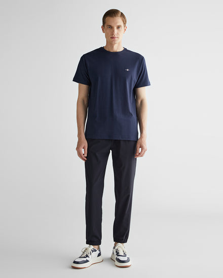 Koszulka z dekoltem C z naszywką na ramieniu