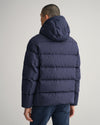Męska granatowa kurtka o regularnym kroju z kapturem i logo